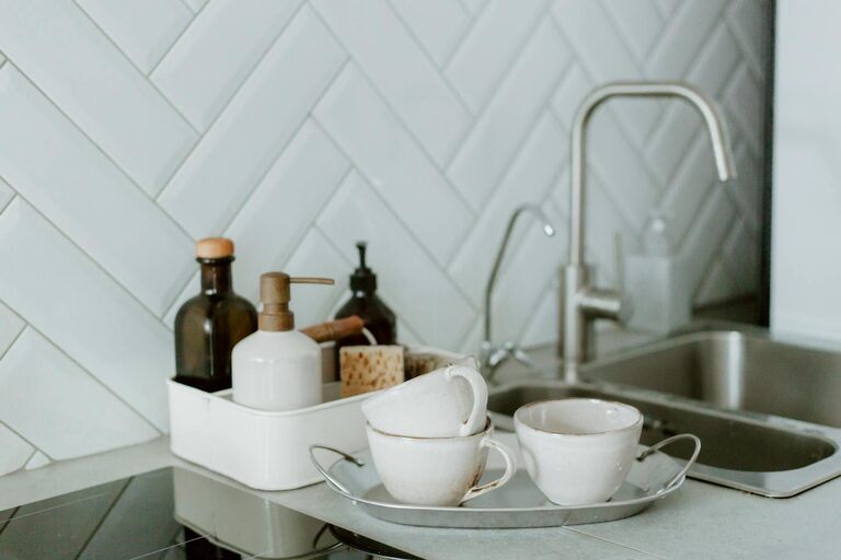 Jak utrzymać kuchenne blaty w porządku i wolne od bałaganu